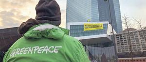 Geld verpestet die Welt. Aktivisten protestieren gegen die Klimapolitik der Europäischen Zentralbank.