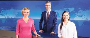 Da waren’s wieder drei. Aline Abboud (rechts) wird Caren Miosga und Ingo Zamperoni in der Moderation der „Tagesthemen“ vertreten.