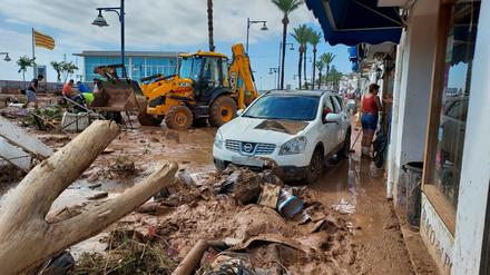 Nach heftigen Niederschlägen in Alcanar in Spanien liegt überall Schlamm.