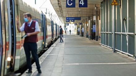 Stillstand: Ein ICE steht an einem Gleis im Hauptbahnhof Hannover. 