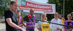 Namhafte Linke-Politiker wie Klaus Lederer übergeben Unterschriften für den Volksentscheid von "DW &amp; Co. enteignen".