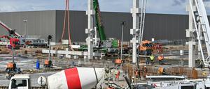 Am Rohbau der Batteriefabrik wird mit Hochdruck gearbeitet, im Hintergrund das fast fertige Autowerk