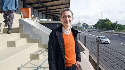 Der Bauherr. Hamid Djadda inspiziert auf der Avus-Tribüne die letzten Renovierungsarbeiten.