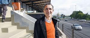 Der Bauherr. Hamid Djadda inspiziert auf der Avus-Tribüne die letzten Renovierungsarbeiten.