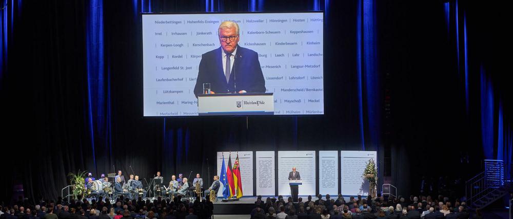 Bundespräsident Frank-Walter Steinmeier spricht beim Staatsakt des Landes Rheinland-Pfalz zum Gedenken der Opfer der Flutkatastrophe in der Ring-Arena am Nürburgring.