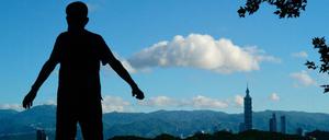 Zankapfel Taiwan. Tai Chi vor dem 508 Meter hohen Turm Taipei 101 in der Inselhauptstadt.