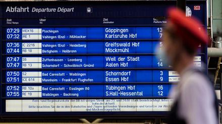 Anzeigetafel im Stuttgarter Hauptbahnhof beim Streik am 23. August 2021