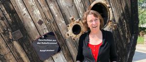 Projektleiterin Susanne Reumschüssel vor einer in Schöneweide genutzten Kabeltrommel.