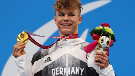Taliso Engel freut sich über seine Goldmedaille.