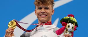 Taliso Engel freut sich über seine Goldmedaille.