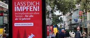 Ein Werbedisplay in der Fußgängerzone von Köln.