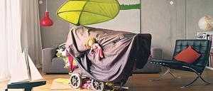 Schick inszeniert, mit Segelboot. Einige Besitzer:innen richteten ihre Wohnungen für das Shooting mit Obdachlosen-Habseligkeiten eigens her.