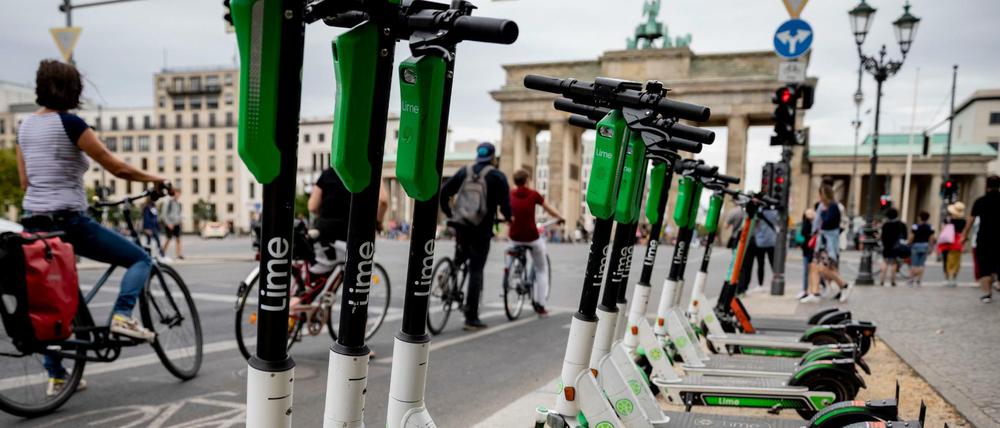 Die Befürworter des novellierten Straßengesetzes versprechen sich davon strengere Regeln für E-Scooter und Leihräder.