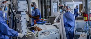 Ein Covid-Patient wird auf einer Intensivstation in Bogota versorgt.