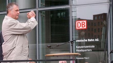 Streikführer Claus Weselsky ließ sich vor zwei Wochen von seinen Leuten vor der Konzernzentrale am Potsdamer Platz feiern. 