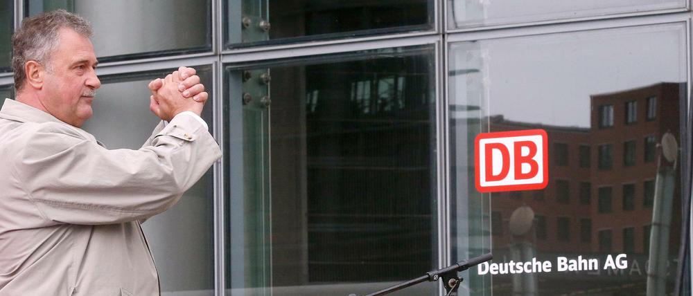 Streikführer Claus Weselsky ließ sich vor zwei Wochen von seinen Leuten vor der Konzernzentrale am Potsdamer Platz feiern.
