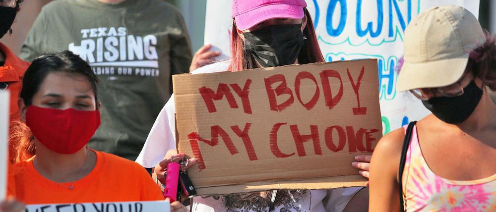 Frauen demonstrieren in Edinburg gegen das neue Gesetz.