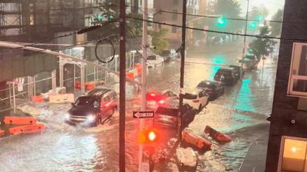 Ein Auto fährt durch die überfluteten Straßen von Williamsburg