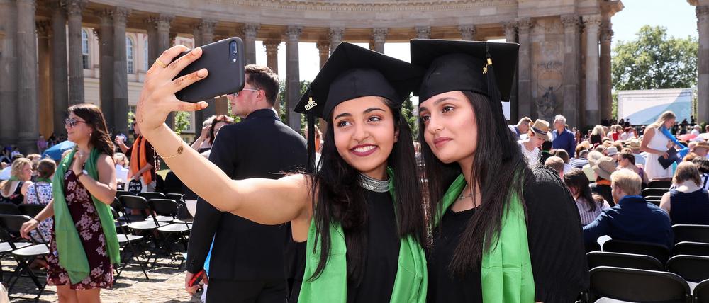 Vor allem in Berlin und Brandenburg gingen die Zahlen der Absolvent:innen zurück. Hier Absolventinnen der Universität Potsdam im Jahr 2019.