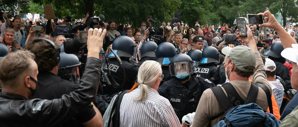 Bei der Kundgebung der Partei „Die Basis“ auf dem Leipziger Platz gegen die Corona-Politik der Regierung kam es am Samstag zu Rangeleien mit der Polizei.