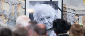 Drei Wochen nach dem Tod von Kurt Biedenkopf nimmt Sachsen offiziell Abschied von Kurt Biedenkopf.