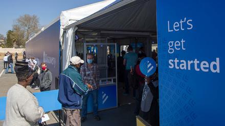 In Johannesburg betreten Menschen ein Impfzentrum, um sich gegen das Coronavirus impfen zu lassen. 