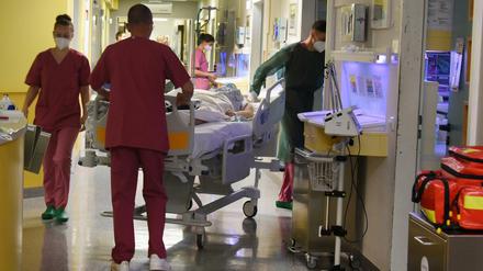 Ein Patient wird in Halle an der Saale auf eine Intensivstation verlegt.