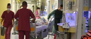 Ein Patient wird in Halle an der Saale auf eine Intensivstation verlegt.
