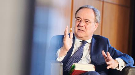 Armin Laschet stellt eine Angela-Merkel-Biographie vor