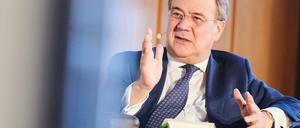 Armin Laschet stellt eine Angela-Merkel-Biographie vor
