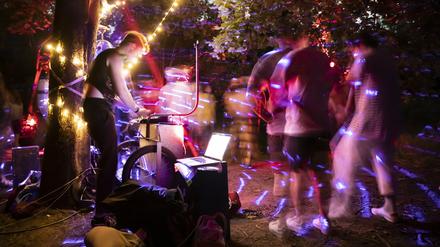 Partylocation Park: Menschen feiern im Volkspark Hasenheide.