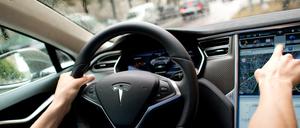 Das automatisierte Fahrsystem des Elektroauto-Herstellers Tesla steht in der Kritik.