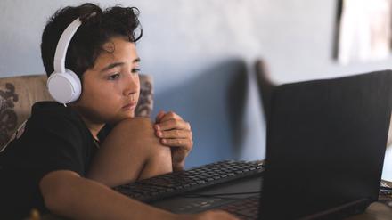 Kinder sind auf Interaktion mit ihren Altersgenossen ausgerichtet. Durch Kontaktbeschränkungen und Homeschooling ist ihr Radius aber oft auf den Bildschirm beschränkt.