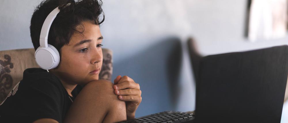 Kinder sind auf Interaktion mit ihren Altersgenossen ausgerichtet. Durch Kontaktbeschränkungen und Homeschooling ist ihr Radius aber oft auf den Bildschirm beschränkt.