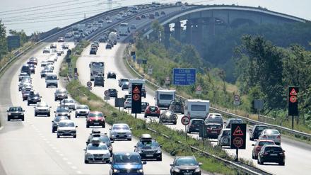 Die Umweltorganisationen fordern, dass die Autohersteller den Verkauf von Verbrennern bis 2030 stoppen.