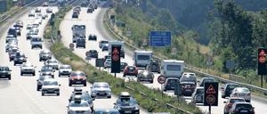 Die Umweltorganisationen fordern, dass die Autohersteller den Verkauf von Verbrennern bis 2030 stoppen.