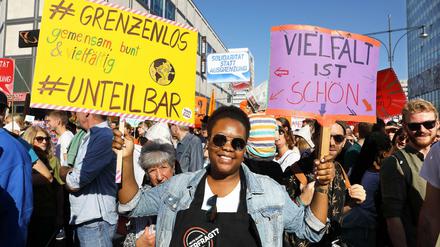 Menschen nehmen an einer "Unteilbar"-Demonstration im Oktober 2018 in Berlin teil.
