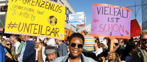 Menschen nehmen an einer "Unteilbar"-Demonstration im Oktober 2018 in Berlin teil.