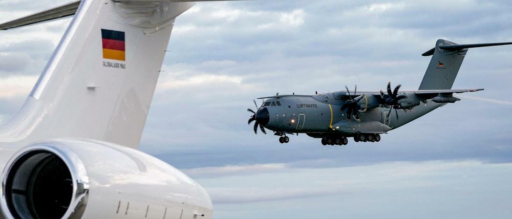 In die Bundeswehr-Maschinen der deutschen Luftbrücke zwischen Kabul und Deutschland haben es mehrere Straftäter geschafft.
