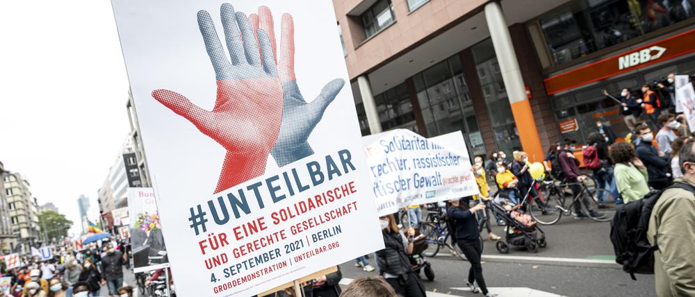 Für Menschenrechte: Rund 10.000 Menschen haben nach Angaben der Polizei am Sonnabend an der "Unteilbar"-Demo teilgenommen.