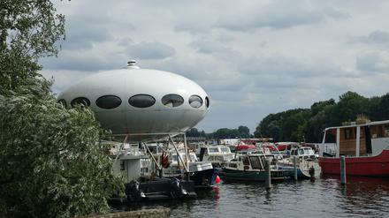 Sie sind da: Das "Futoro13" ankert derzeit an der Spree in der Nähe des Rummelsburger Sees. 