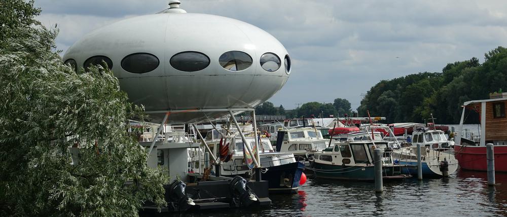 Sie sind da: Das "Futoro13" ankert derzeit an der Spree in der Nähe des Rummelsburger Sees. 