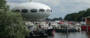 Sie sind da: Das "Futoro13" ankert derzeit an der Spree in der Nähe des Rummelsburger Sees. 