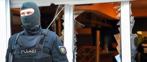 Bei einer Razzia gegen Rockerkriminalität hat die Polizei in NRW mindestens 20 Gebäude durchsucht.