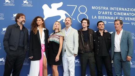 Fototermin vor der Weltpremiere von "Dune": Regisseur Denis Villeneuve (M, in Weiß) mit den Darsteller:innen Javier Bardem, Zendaya, Rebecca Ferguson, Timothee Chalamet, Oscar Isaac and Josh Brolin (v.l.)