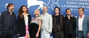 Fototermin vor der Weltpremiere von "Dune": Regisseur Denis Villeneuve (M, in Weiß) mit den Darsteller:innen Javier Bardem, Zendaya, Rebecca Ferguson, Timothee Chalamet, Oscar Isaac and Josh Brolin (v.l.)