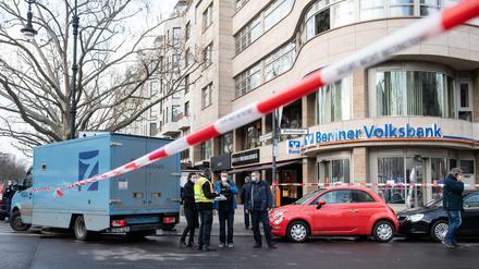 Polizisten sicherten auf dem Berliner Kurfürstendamm an einem Geldtransporter Spuren. Der Transporter war zuvor überfallen worden.