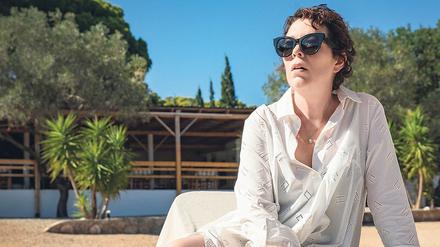 Havard-Professorin Leda (Olivia Colman) muss sich den Strand mit einer lauten Großfamilie aus New York teilen.