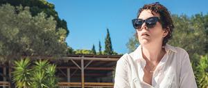 Havard-Professorin Leda (Olivia Colman) muss sich den Strand mit einer lauten Großfamilie aus New York teilen.