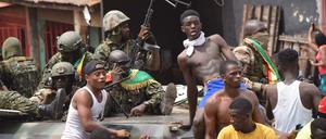 Das Militär feiert den Putschversuch.